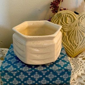 McCoy  USA Pottery-Vintage from the Flora-line. Excellent Condition-Authentic